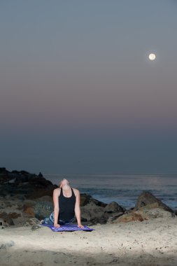 Aşırı arka uzantısı geceleri gerçekleştirme desen Taytlı sarışın kadın