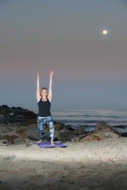 Yoga hamle gece performans desen Taytlı sarışın kadın