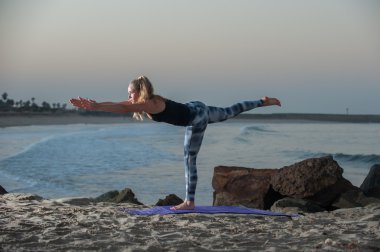 Sabah erken denge pratik desen Taytlı sarışın.