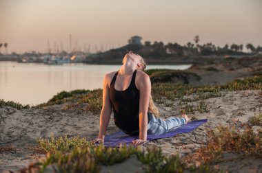Geri uzanan desen Taytlı kadın.