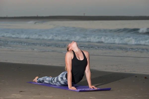 Full extension stretch by waves of Pacific Ocean — Stock Photo, Image