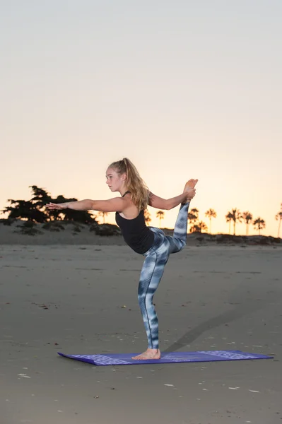 Flexibilidade de treinamento e equilíbrio na areia — Fotografia de Stock