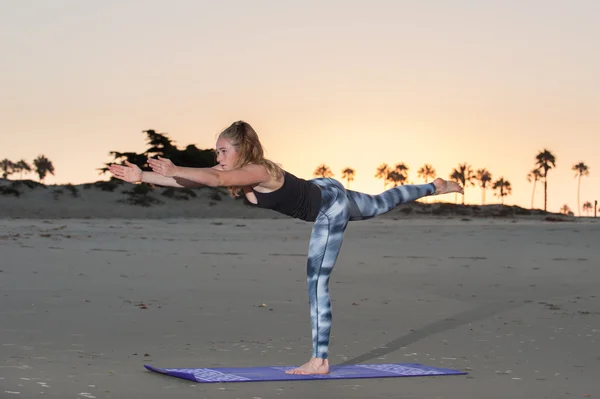 Flexibilidade de treinamento e foco na areia — Fotografia de Stock