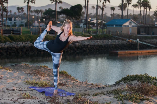 Frau in Strumpfhosen arbeitet ihre Flexibilität aus — Stockfoto