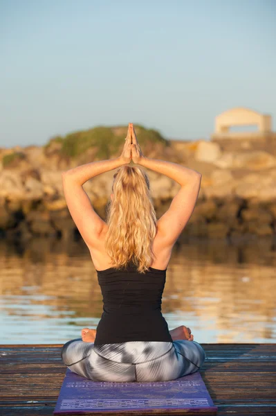 Serene setting for woman in pattern tights to spiritualize. — Stock Photo, Image