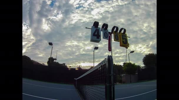 Virvlande moln över Tennis Poäng — Stockvideo