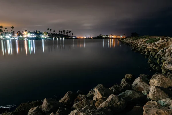 Ventura Marina Vody Odrážející Přístavní Lampy Hladině Oceánu Jako Balvany — Stock fotografie