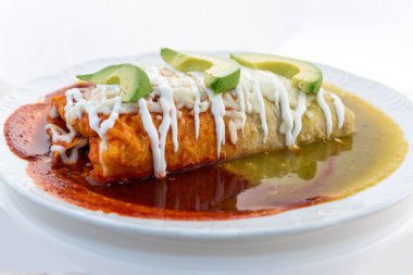 Kırmızı ve yeşil soslu üç renkli ıslak burrito, görünüş ve tat çekici..