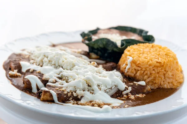 Enchilada Mullvad Serveras Med Ris Och Tortilla Chip Skål Kylda — Stockfoto