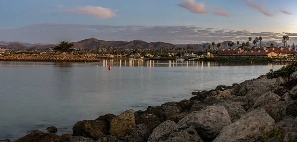 Rock Molo Sięga Przystani Naprzeciwko Jasnych Świateł Portu Turystycznego Ventura — Zdjęcie stockowe