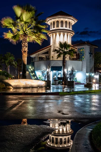 Wieża Karuzelowa Ventura Harbor Village Odbita Kałuży Wody Lśniącym Mokrym — Zdjęcie stockowe