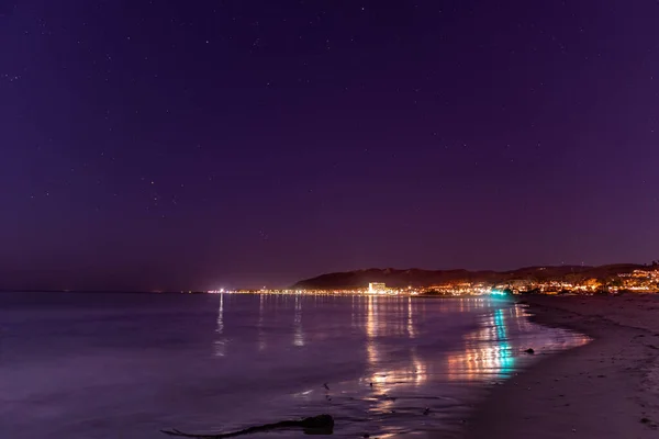 Tekintse Meg Partvonal Ventura Partjainál Városi Fények Tükröződnek Óceán Víz — Stock Fotó