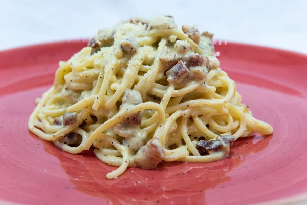 Auténtica Comida Italiana Muestra Pila Pasta Espaguetis Carbonara Cursi Lista — Foto de Stock