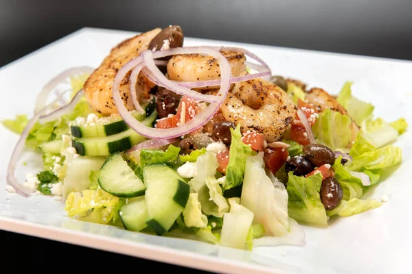 Shrimp Greek Salad Gestapelt Hoch Auf Dem Teller Mit Gesundem — Stockfoto