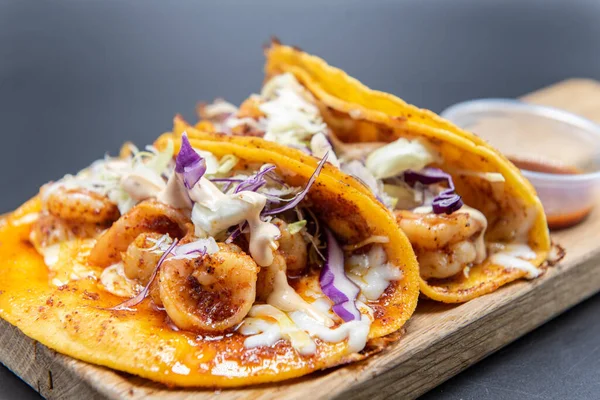 Tacos Mexicanos Encabronados Servidos Con Camarones Una Tabla Cortar Madera — Foto de Stock