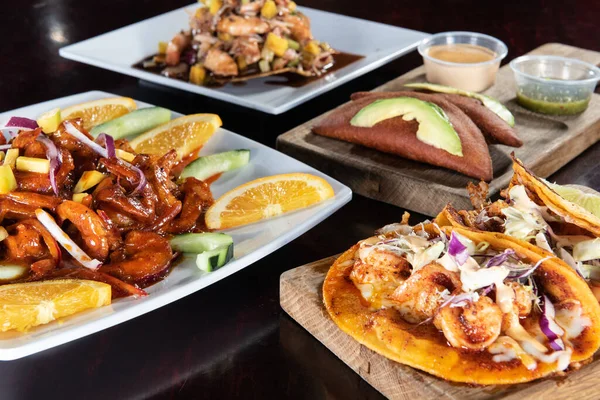 Comida Mexicana Favoritos Culinarios Mesa Como Festín Para Apetito Hambriento — Foto de Stock