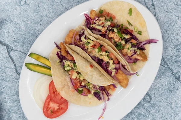 Vista Aérea Trío Tentadores Tacos Pescado Cargados Todos Los Rellenos — Foto de Stock