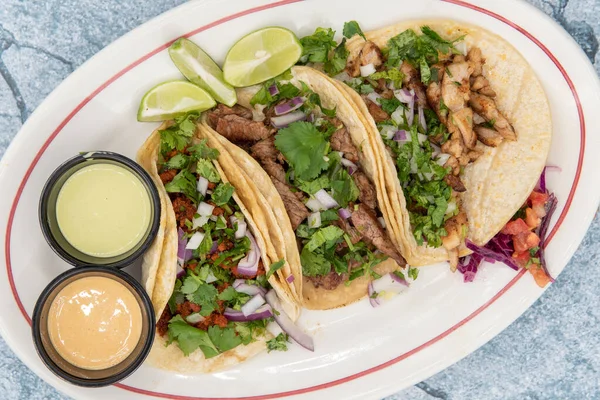 Vista Aérea Variedad Carne Asada Tacos Pollo Chorizo Cargados Con —  Fotos de Stock