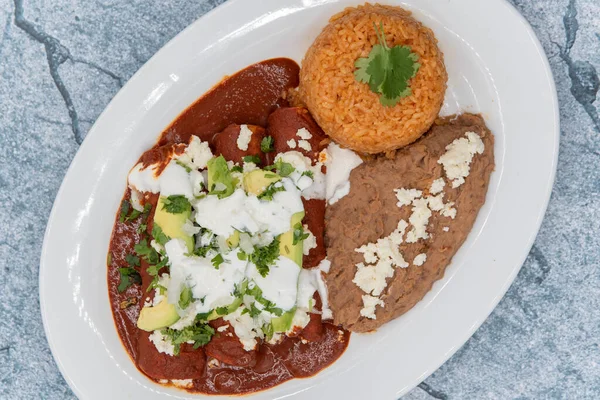 Felülnézet Csirke Enchiladas Fojtott Vörös Mártással Tálalva Refried Babbal Rizzsel — Stock Fotó