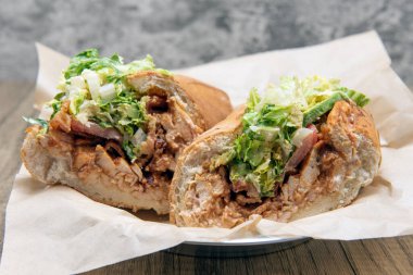 Soslu, pastırmalı, avokadolu ve domatesli tavuk sandviçi..