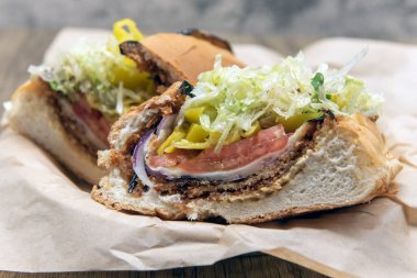 Vejetaryen sandviçi kızarmış patlıcan, provolone peyniri, mayonez ve her türlü iştahı doyurmak için sirke sosuyla dolu..