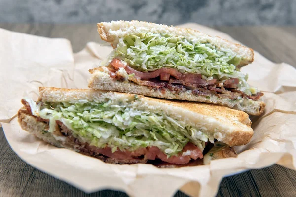 Sandwich Bacon Laitue Tomate Chargé Viande Garnitures Pressés Entre Deux — Photo