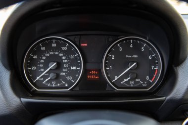 Lüks araba sürücüsü için sıcaklık ve zaman göstergeli hız göstergesi ve kilometre sayacı.