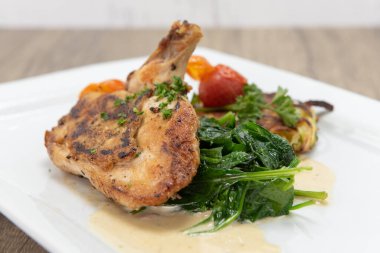 İştahını yerine getirmek için ıspanak ve haşlanmış tavuk göğsü..