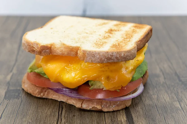 Pain Grillé Aux Deux Extrémités Sandwich Épais Oeuf Avocat Chargé — Photo