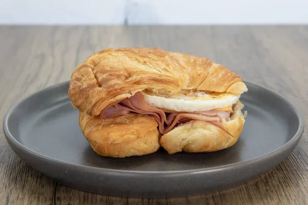 Apetitivo Sándwich Croissant Una Comida Perfecta Para Una Pausa Rápida — Foto de Stock