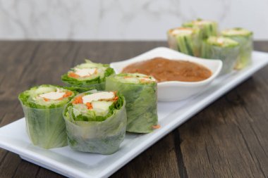 Taze ekmekler, tofu ve sosla beslenen vejetaryen için..