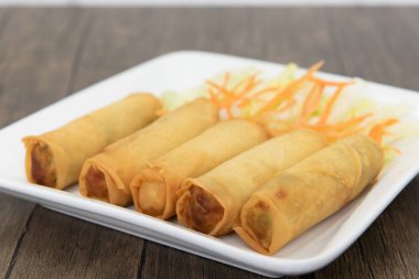 Kızarmış yumurtalı börekler, yemeğiniz için aperatif olarak bir tabakta hazırlandı..