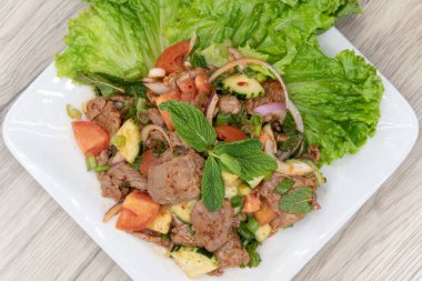 Yemeğinizdeki et ve sebzelerin mükemmel kombinasyonu için baharatlı sığır eti salatasının genel manzarası.