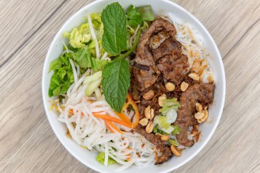 Bir kâse erişteli vermicelli erişte ve bol sebzeli baharatlı sığır eti..