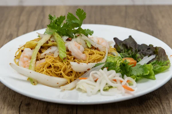 Tam bir yemek için bir tabak sarımsaklı karides ve Vietnam eriştesi..