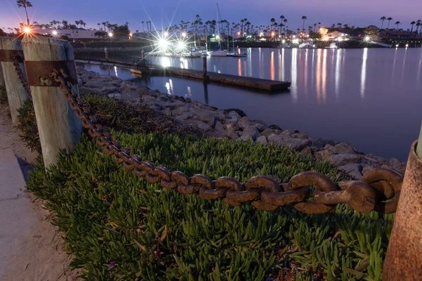 Kettingschakels Barrière Zijn Verroest Gecorrodeerd Van Zoutwaterlucht Langs Oceaan Promenade — Stockfoto