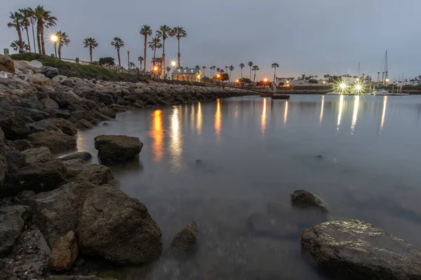 Superficie Lisa Agua Ensenada Oceánica Con Reflejo Luces Rocas Mañana —  Fotos de Stock