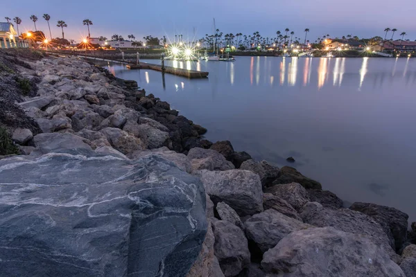 テクスチャされた岩は マリーナの浮きドックにつながる港の入り江海岸線に沿っています — ストック写真