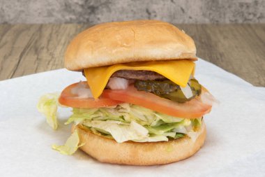 Küçük boy çizburger, çocukların iştahı için marul, domates ve peynirle dolu..