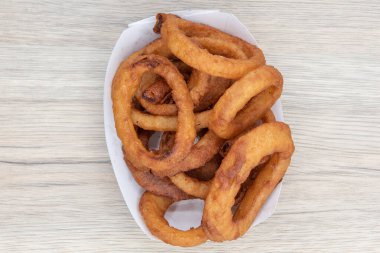 Soğan halkalarının yan görünüşü de kendi başlarına yemek için çok lezzetlidir..