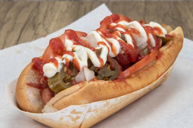 Sosisli sandviç, jalapeno, mayonez, sebze ve bütün bir yemek için diğer lezzetli dolgularla dolu..