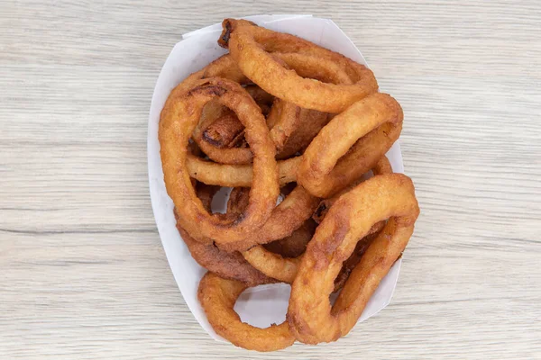 Soğan halkalarının yan görünüşü de kendi başlarına yemek için çok lezzetlidir..