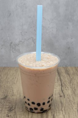 Tat vermesi için fincanın altında tapyoka boba topları bulunan sütlü çay aromalı smoothie..