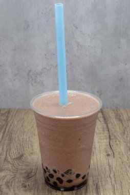 Çikolata ve muz aromalı smoothie tatlı tapioka boba topları tat için fincanın altında.
