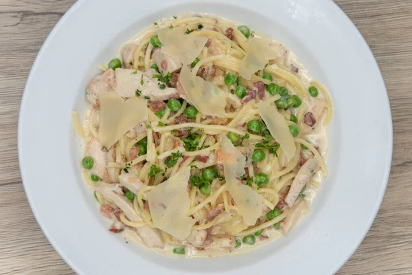 Blick Über Die Herzhafte Schüssel Carbonara Pasta Für Hühner Frisch — Stockfoto