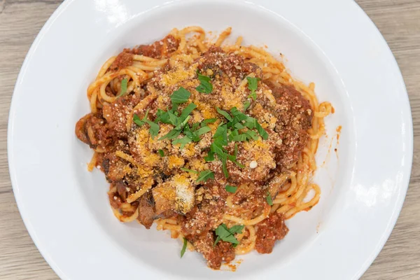 Blick Über Die Große Schüssel Mit Fettuccini Bolognese Pasta Mit — Stockfoto