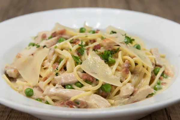 Cuenco Abundante Pasta Pollo Carbonara Fresca Servida Caliente Para Cena — Foto de Stock