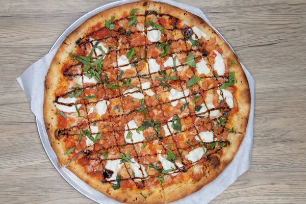 Vista Aérea Corteza Crujiente Esta Pizza Bruschetta Cargada Con Ingredientes —  Fotos de Stock