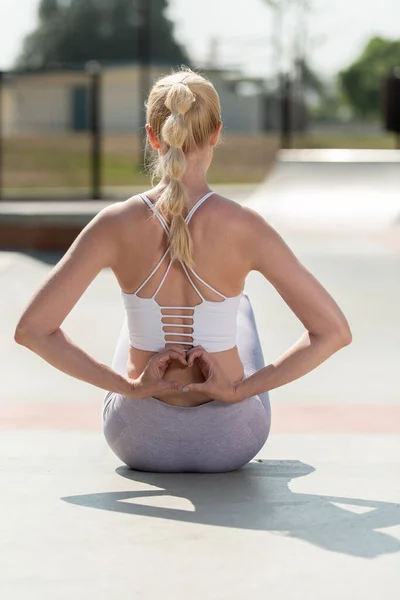 Zdravé Fit Atraktivní Blondýny Žena Ukazující Srdce Znamení Lásky Rukama — Stock fotografie