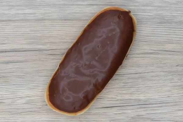 Bovenaanzicht Van Chocolade Bar Donut Getextureerd Met Geglazuurde Coating Voor — Stockfoto
